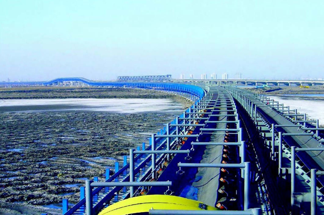 長(cháng)距離(lí)轉彎帶式輸送機(jī)