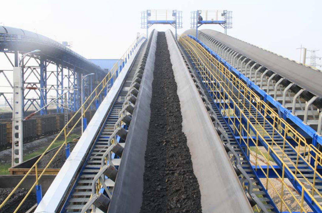 港口長(cháng)距離(lí)、大(dà)傾角帶式輸送機(jī)